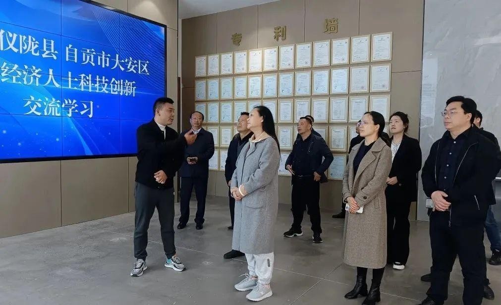 【领导关怀】南充市仪陇县政协副主席张小玲率队莅临沃轮电气开展民营经济人士科技创新交流