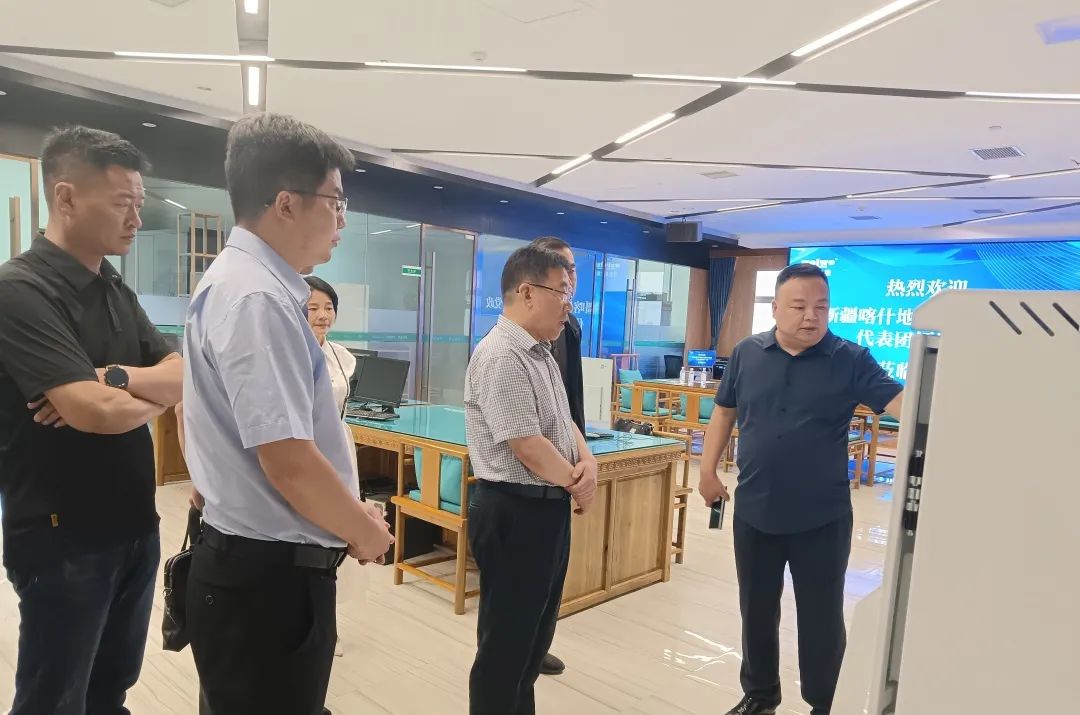 【合作交流】新疆喀什地区西博会党政代表团领导一行莅临沃轮集团成都营销中心开展合作洽谈